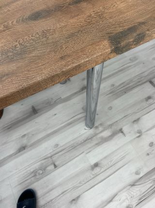 Mesa de madera marrón