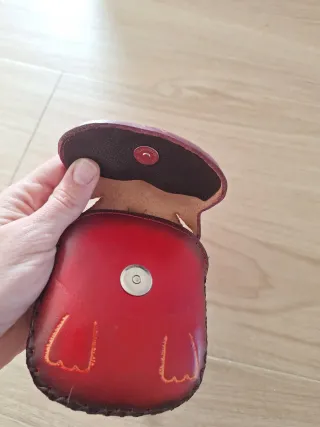 Monedero de cuero con diseño de búho