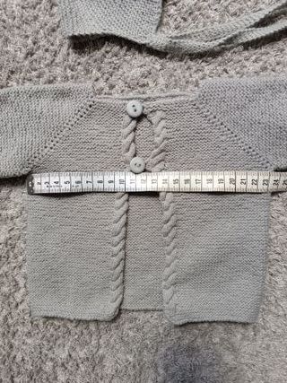Conjunto bebé rebeca y capota gris con pompón.