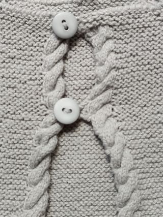 Conjunto bebé rebeca y capota gris con pompón.
