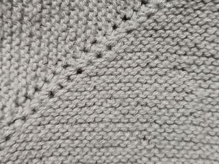 Conjunto bebé rebeca y capota gris con pompón.