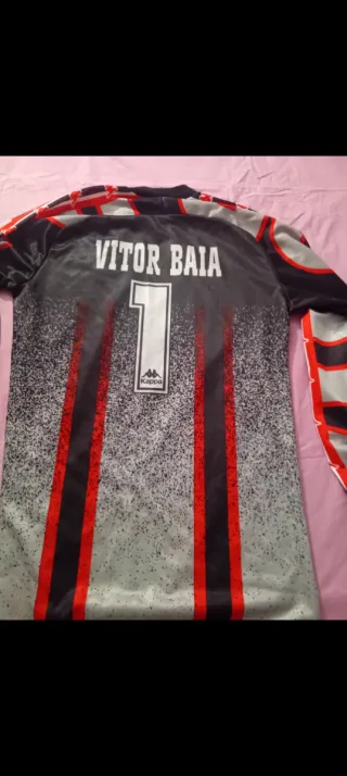 Camiseta Victor Baia gris y roja