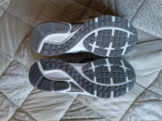 Tenis grises y blancos