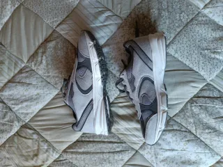 Tenis grises y blancos