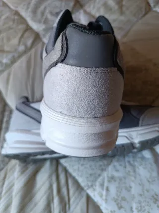 Tenis grises y blancos