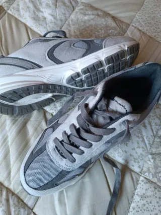 Tenis grises y blancos