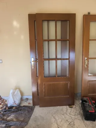Puerta de madera con cristal