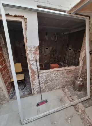 Puerta corredera aluminio y metraquilato + porche