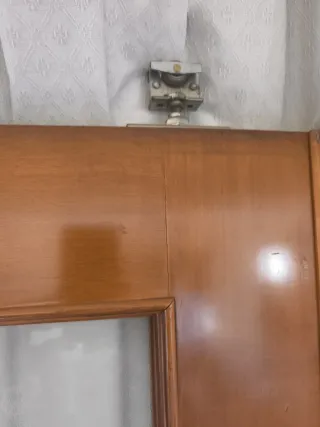 Puerta corredera de madera con cristal