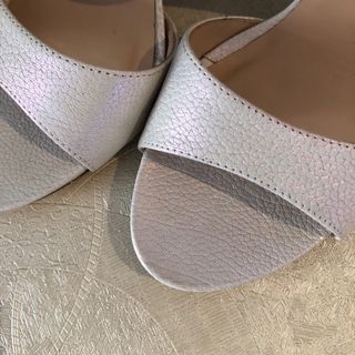Sandalias de tacón blancas y doradas
