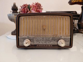Radio Philips a válvulas de baquelita año 55