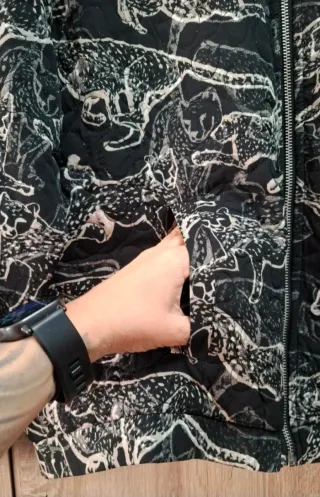 Cazadora negra H&M estampado Jaguares XL