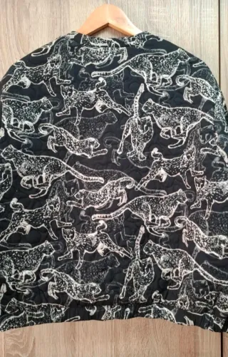 Cazadora negra H&M estampado Jaguares XL