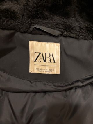 Chaqueta negra acolchada