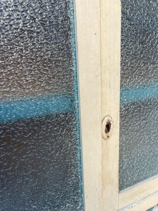 Alacena antigua de madera y cristal