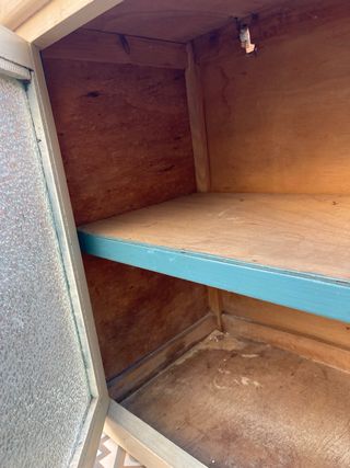 Alacena antigua de madera y cristal