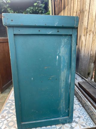 Alacena antigua de madera y cristal