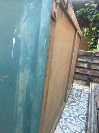 Alacena antigua de madera y cristal