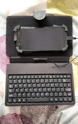 Funda con teclado Micro USB para tablet