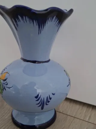 Jarrón de cerámica azul decorativo.