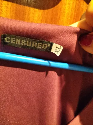 Blusa morada con detalle dorado