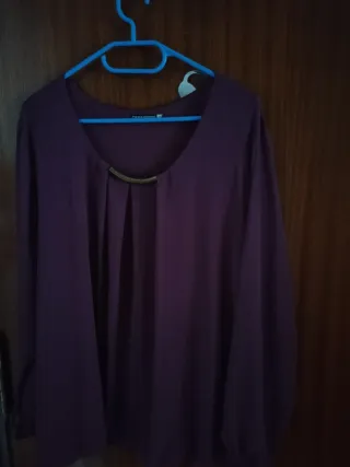 Blusa morada con detalle dorado