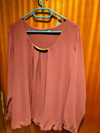 Blusa morada con detalle dorado