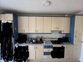 Cocina modular beige y azul