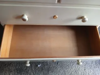 Cómoda de madera beige y marrón