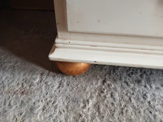 Cómoda de madera beige y marrón