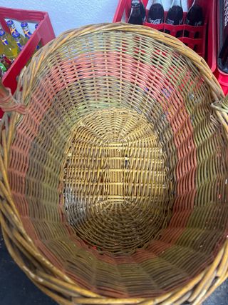 Cesta de mimbre y plástico