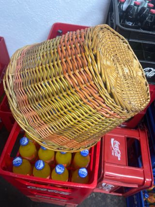 Cesta de mimbre y plástico