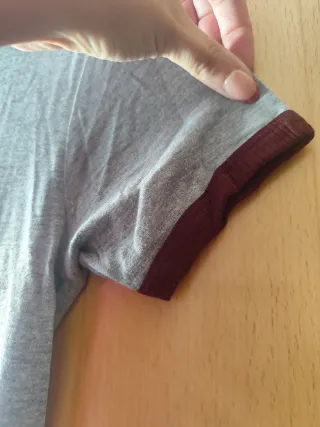 Camiseta Pull&Bear gris con bordado