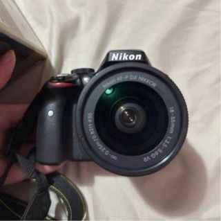 Cámara Nikon D3300 con objetivo Nikkor
