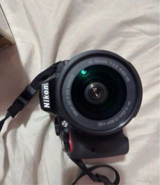 Cámara Nikon D3300 con objetivo Nikkor