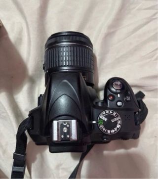 Cámara Nikon D3300 con objetivo Nikkor