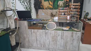 Mostrador de tienda con cristal y madera