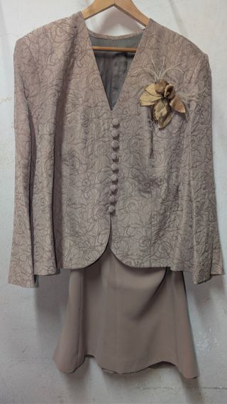 Traje de chaqueta y falda beige/dorado