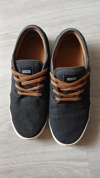 Zapatillas chico Globe negras y marrones