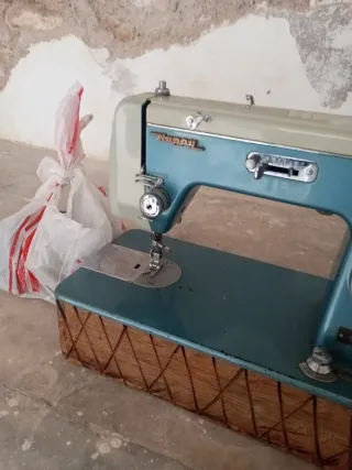 Máquina de coser azul vintage