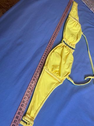 Bikini amarillo y estampado floral