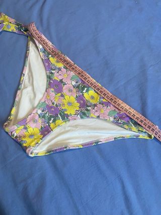 Bikini amarillo y estampado floral