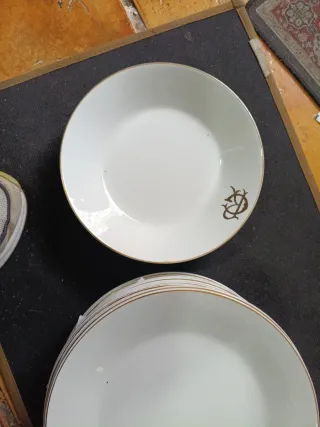 Set di piatti con bordo dorato