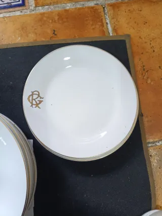 Set di piatti con bordo dorato