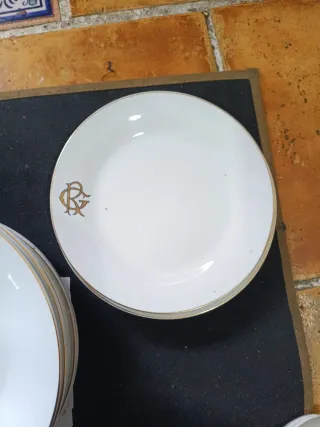 Set di piatti con bordo dorato