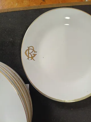 Set di piatti con bordo dorato