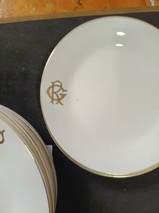 Set di piatti con bordo dorato