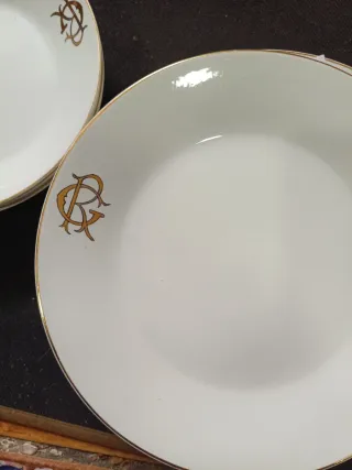 Set di piatti con bordo dorato