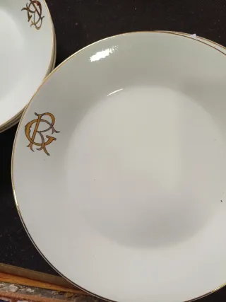 Set di piatti con bordo dorato