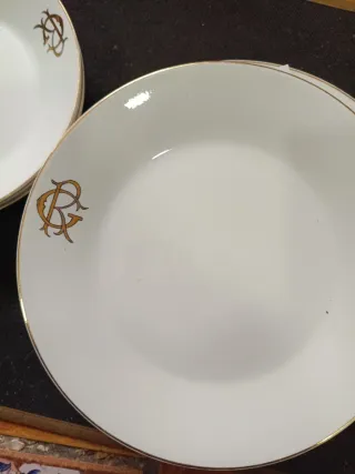 Set di piatti con bordo dorato